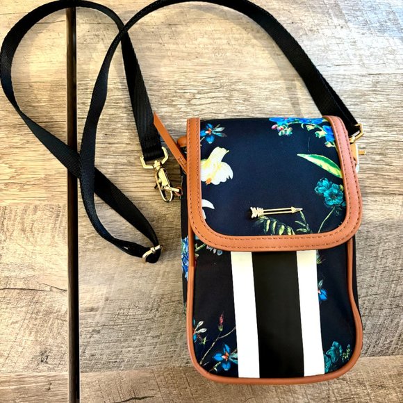 Stella & Dot Handbags - Getaway Essentials Crossbody in Black Floral (NWOT)